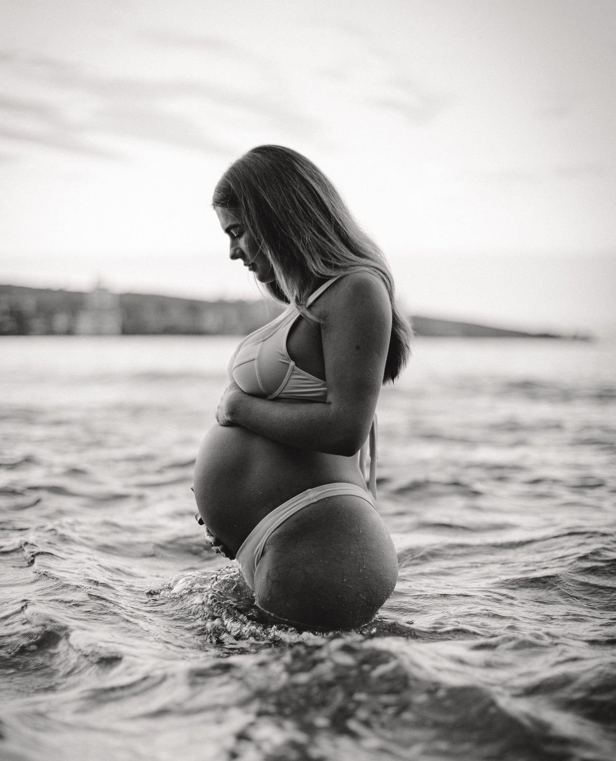 Séance grossesse en lumière naturelle